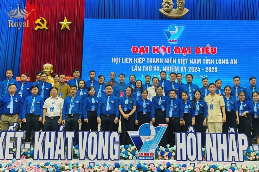 Toàn cảnh các đại biểu tham dự Đại hội chụp ảnh lưu niệm, thể hiện sự đoàn kết và khát vọng chung tay xây dựng một cộng đồng tốt đẹp hơn