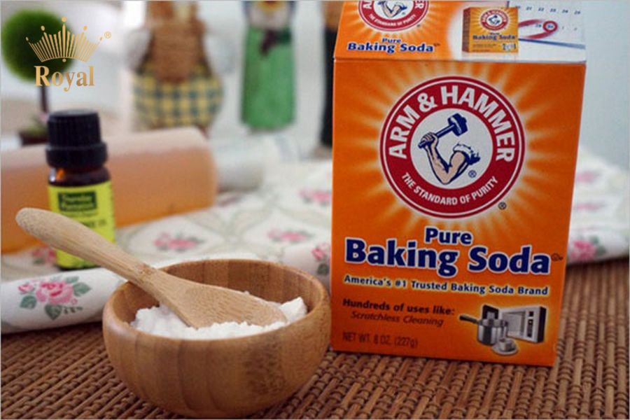 Dùng baking soda để tẩy vết ố trên mũ bảo hiểm