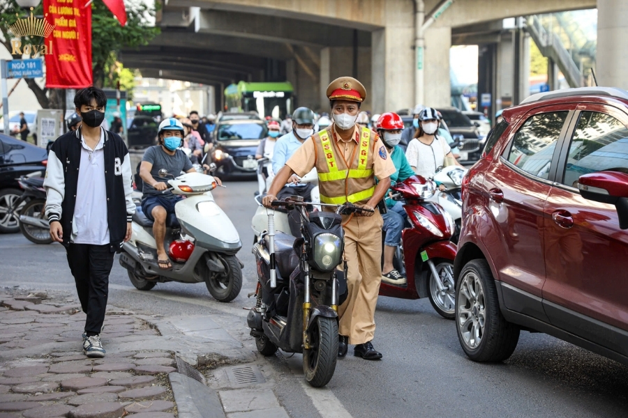 Hành vi không đội mũ bảo hiểm khi điều khiển hoặc ngồi trên xe mô tô, xe gắn máy sẽ bị phạt tiền