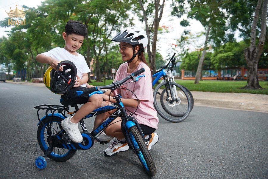 Mũ bảo hiểm rất quan trọng để bảo vệ trẻ khi tham gia giao thông