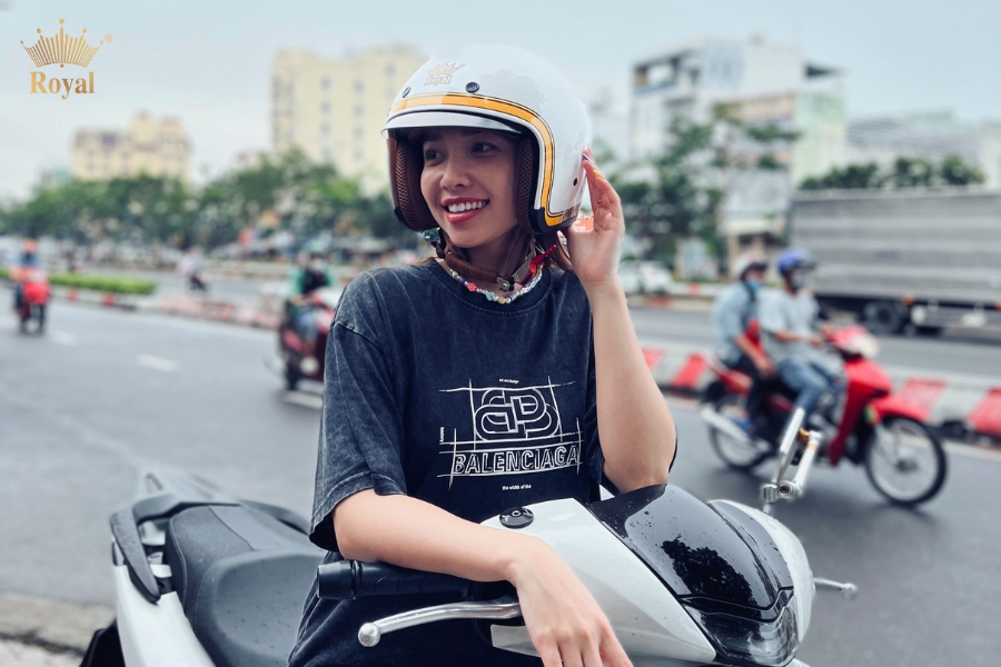 Người điều khiển hoặc người ngồi trên xe mô tô, xe gắn máy không đội mũ bảo hiểm sẽ bị xử phạt