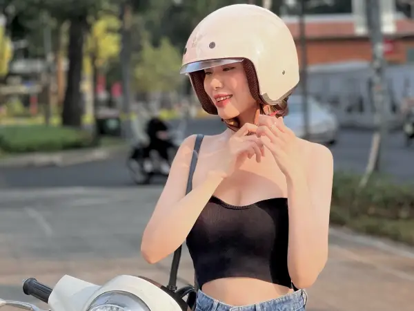 Đội mũ bảo hiểm khi đi xe máy