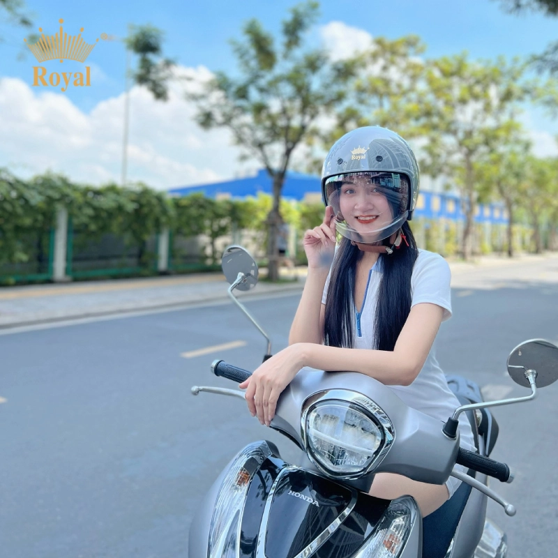 Nón bảo hiểm 3/4 có kính rất tiện dụng thuận tiến mọi chuyến đi