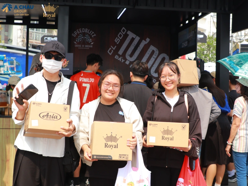 Khách hàng đến check in và chơi mini game tại quầy Royal Helmet và trúng thưởng