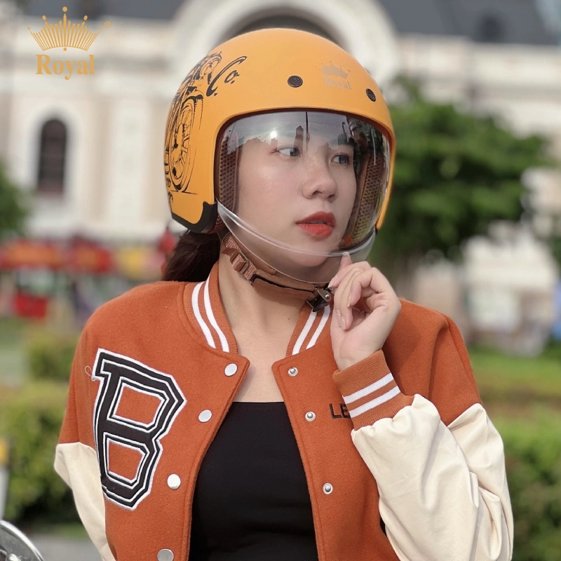 Mũ bảo hiểm nữ có kính giúp lớp trang điểm được chỉn chu