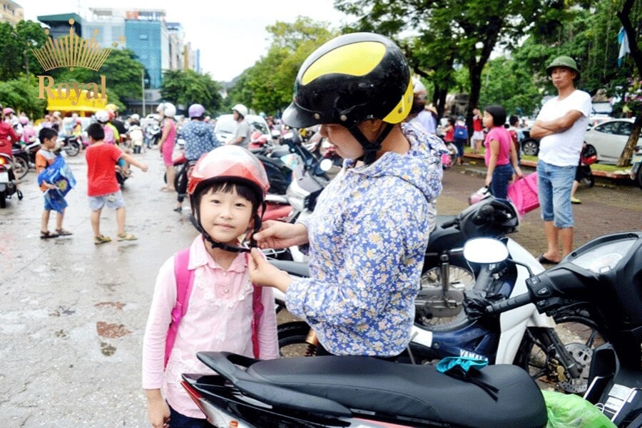 Đội mũ bảo hiểm cho trẻ em giúp đảm bảo an toàn cho bé khi tham gia giao thông.