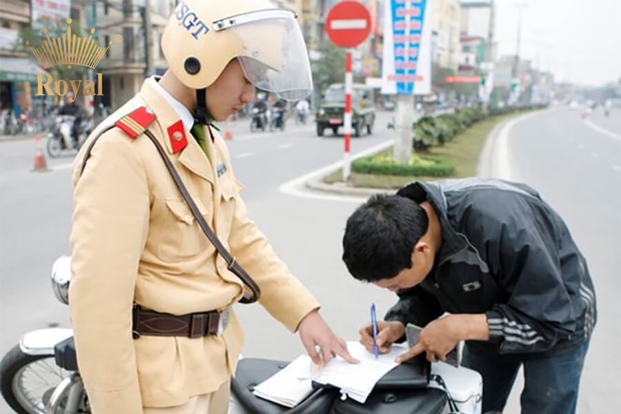 Người vi phạm quy định không đội mũ bảo hiểm sẽ không được nộp phạt tại chỗ.