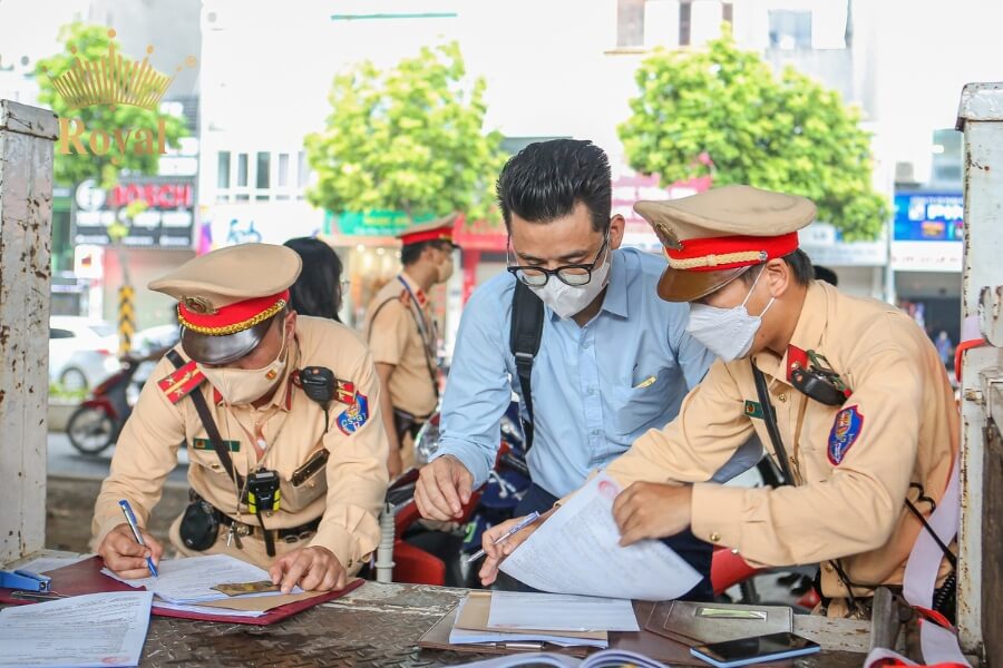 Không đội mũ bảo hiểm khi điều khiển xe máy sẽ bị lập biên bản vi phạm.