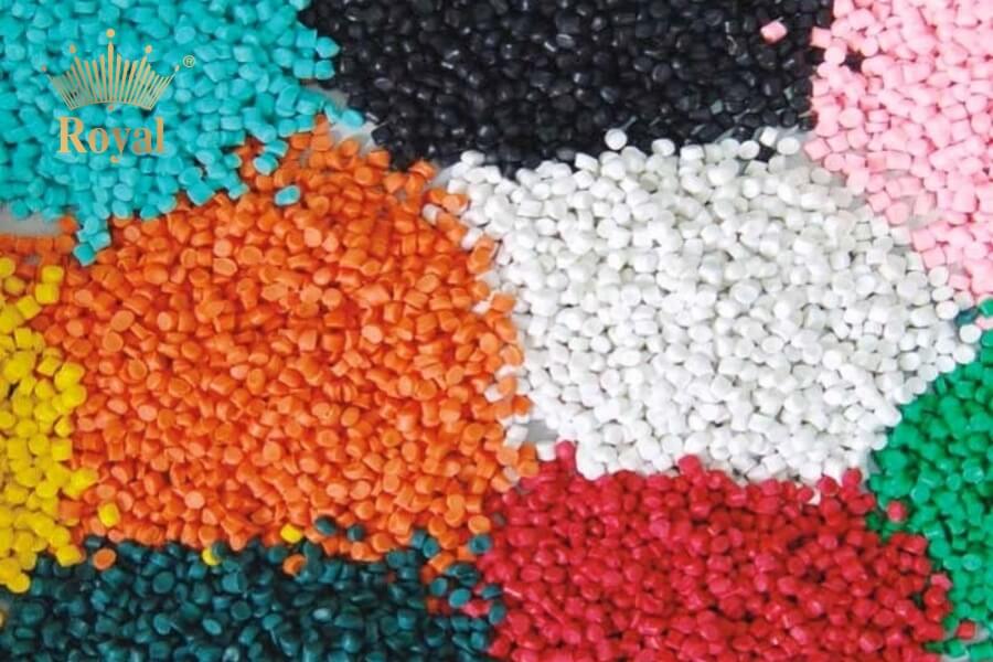 Nhựa ABS được sử dụng trong nhiều sản phẩm, trong đó có sử dụng để sản xuất mũ bảo hiểm.