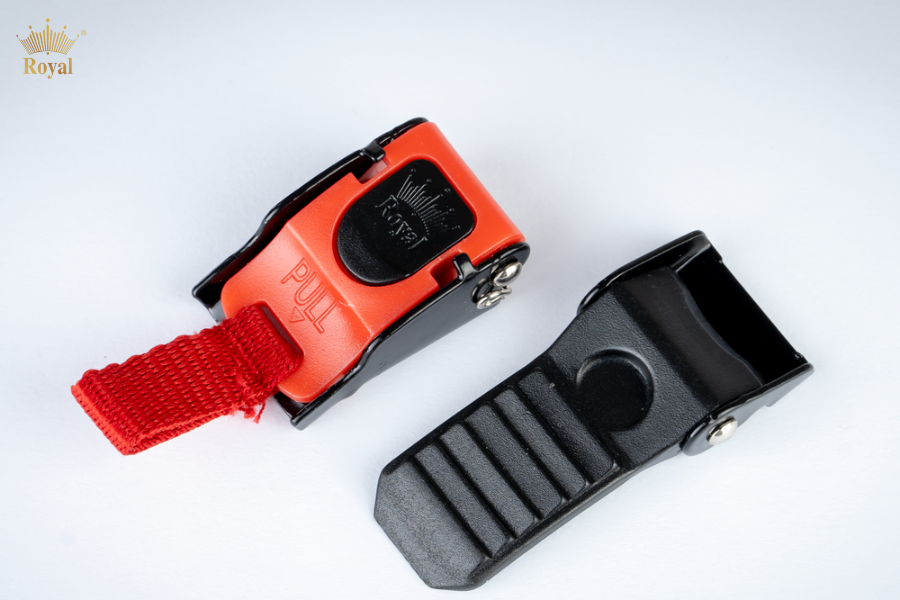 Tháo khoá dễ dàng chỉ với 1 thao tác kéo dây vải đỏ trên khoá