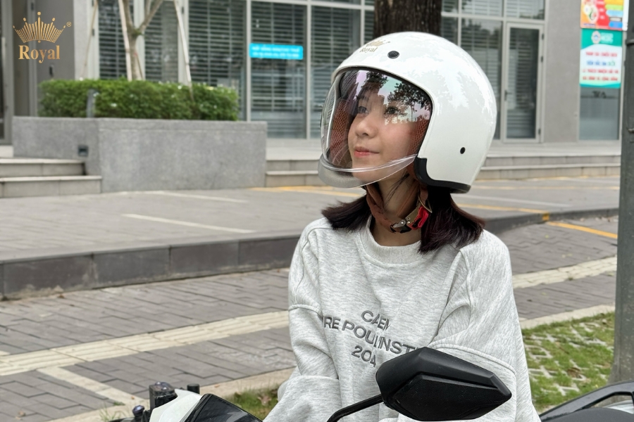 Kính mũ bảo hiểm giúp giảm chói lóa, tăng tầm nhìn khi lái xe 