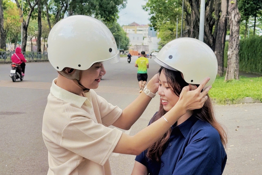 Tặng mũ bảo hiểm cho người thân thể hiện sự quan tâm và chăm sóc