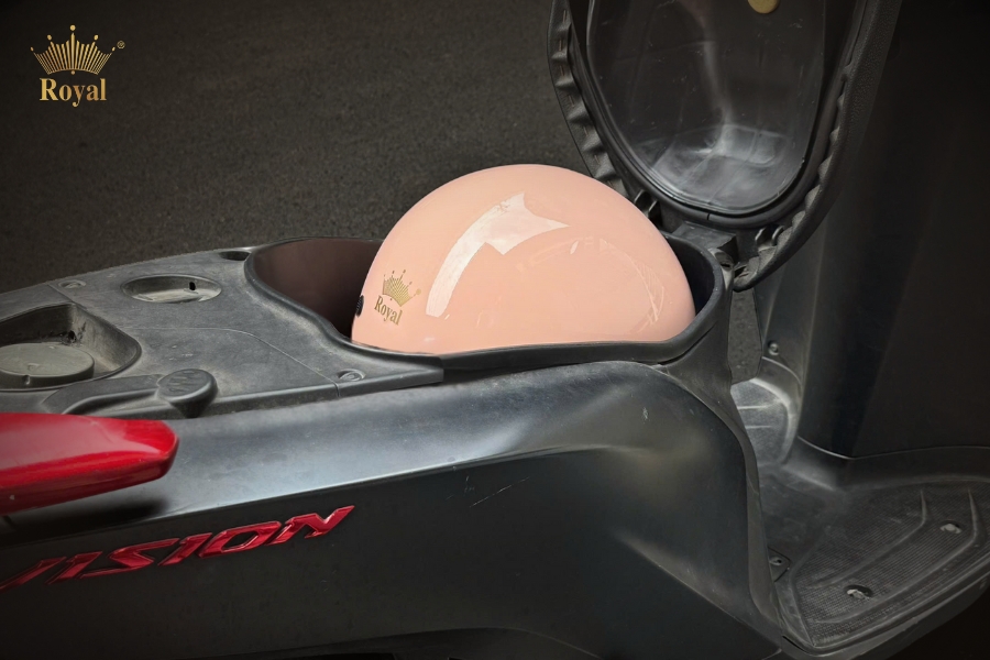 Honda Vision cốp nhỏ nhưng vẫn đựng vừa nón 3/4 Royal M139 vô tư