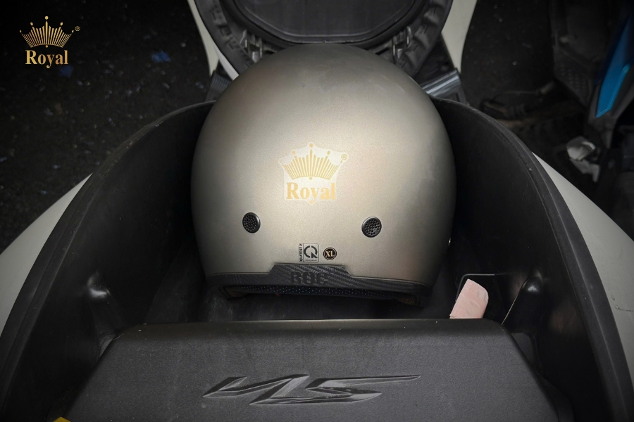 Cốp xe Honda SH rộng rãi cân mọi loại nón 3/4, kể cả Royal M139