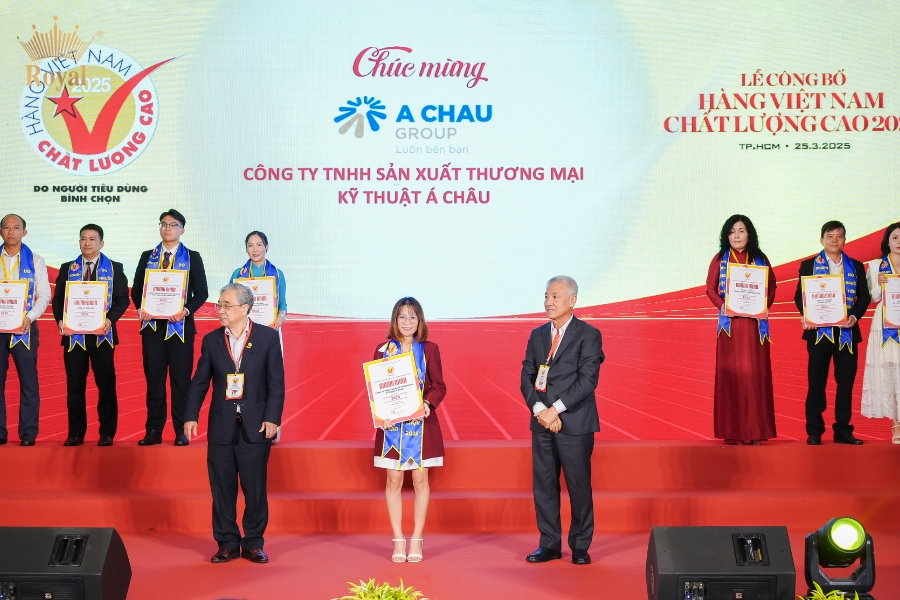 Đại diện Công ty TNHH Sản Xuất Thương Mại Kỹ Thuật Á Châu vinh dự nhận danh hiệu danh giá