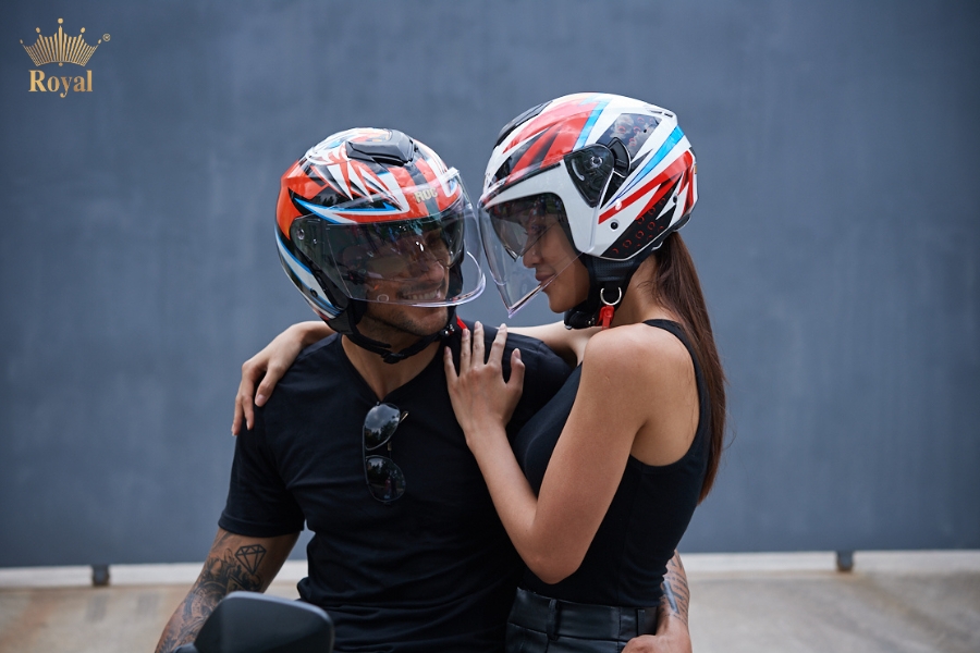 Khi đi đường dài hoặc tốc độ cao rất cần sử dụng thêm khẩu trang khi đội mũ