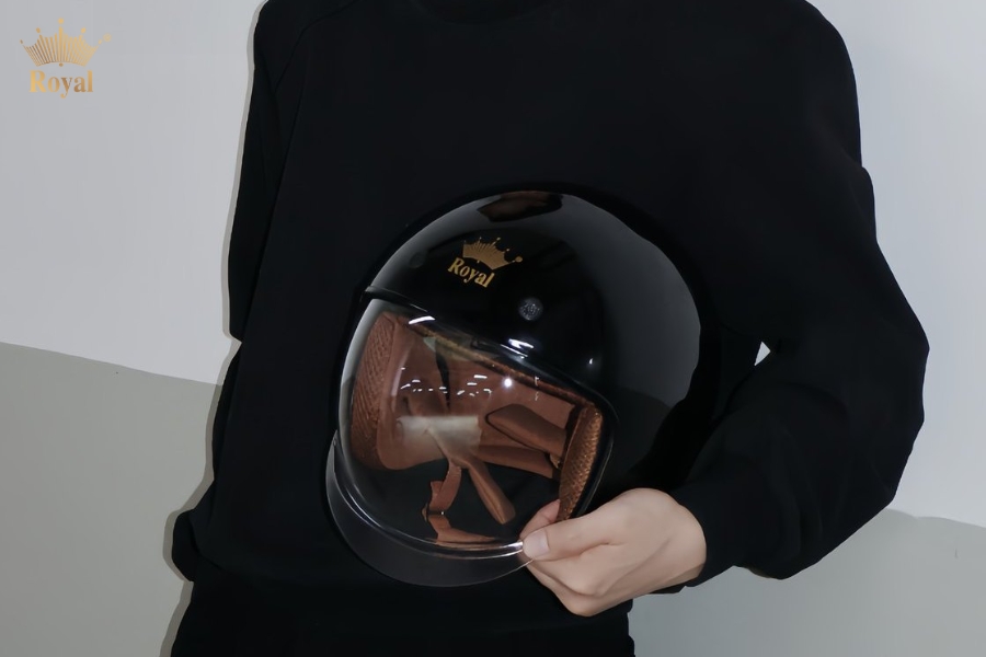 Kính mũ bảo hiểm dễ bị xước do thường xuyên tiếp xúc với bụi bẩn