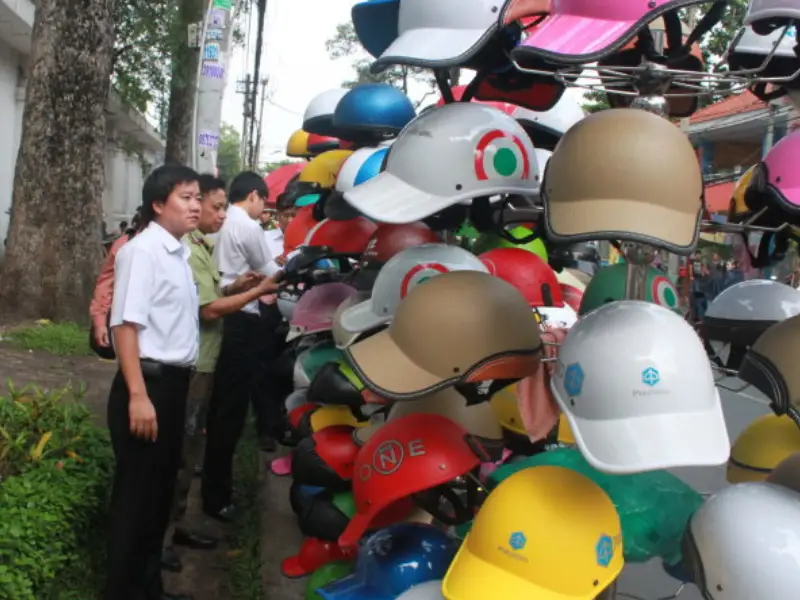 Mũ bảo hiểm thời trang được bán tràn lan trên thị trường