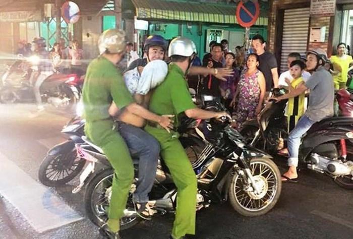 Áp giải người vi phạm pháp luật sẽ không bị phạt nếu không đội mũ bảo hiểm