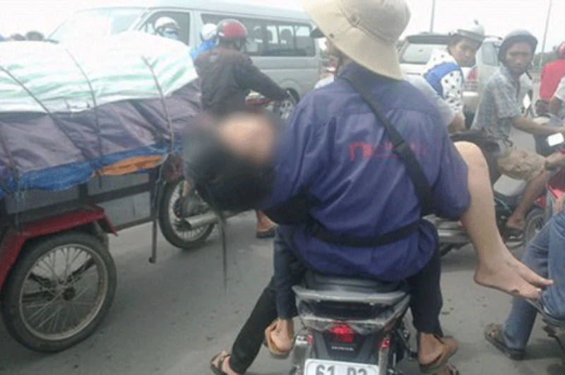 Chở người đi cấp cứu dù không đội mũ bảo hiểm cũng sẽ không bị phạt