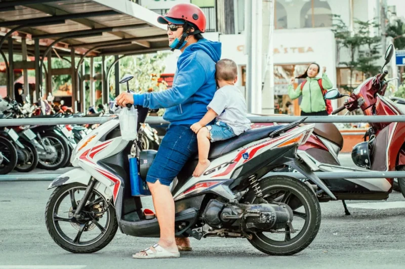 Chở trẻ em dưới 6 tuổi đều không bị phạt khi tham gia giao thông