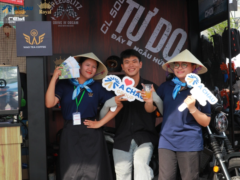 Khách hàng check in tại quầy của Royal Helmet