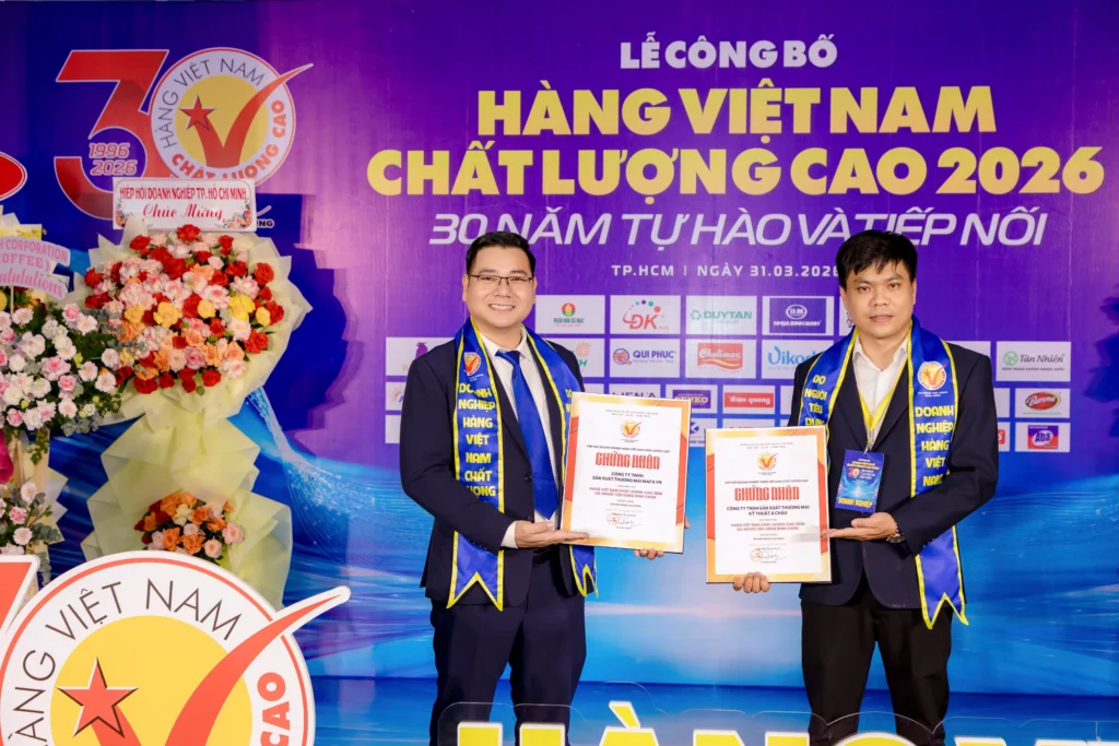 Đại diện tập đoàn quốc tế Á Châu lên nhận chứng nhận hàng Việt Nam chất lượng cao