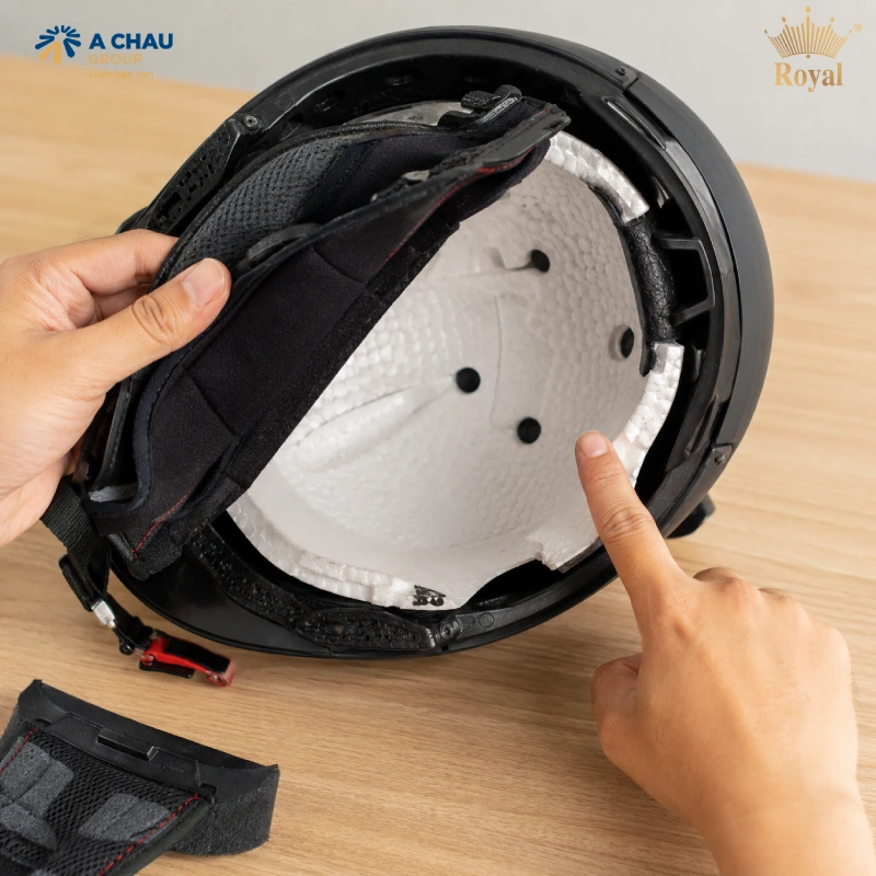 Kiểm tra mũ bảo hiểm là xem lớp xốp EPS bên trong